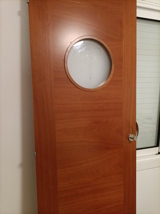 Puerta de madera con cristal
