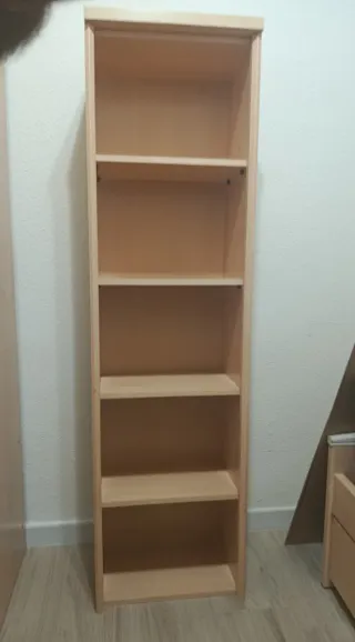 Estantería de madera con baldas