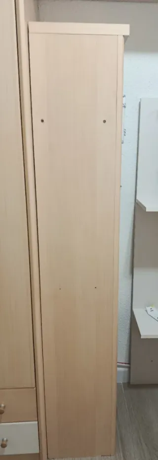 Estantería de madera con baldas