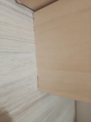 Estantería de madera con baldas