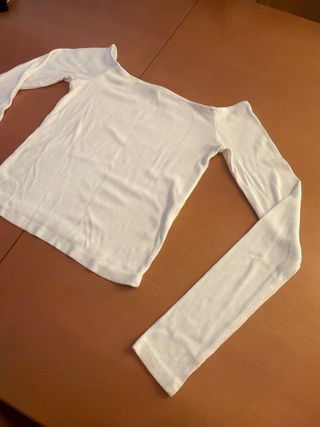 Camiseta Stradivarius escote barco blanca