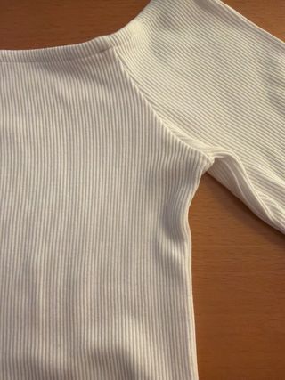 Camiseta Stradivarius escote barco blanca