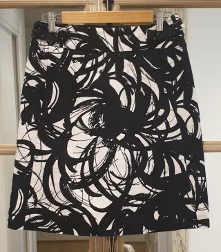 Falda estampada blanco y negro