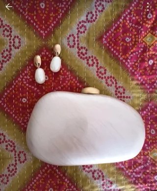 Bolso de fiesta y pendientes dorados