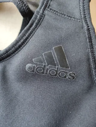Top deportivo Adidas negro