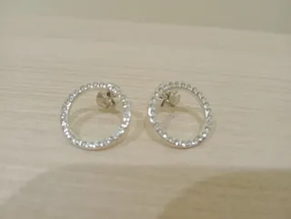 Pendientes plateados de aro con con circonitas
