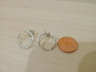 Pendientes plateados de aro con con circonitas
