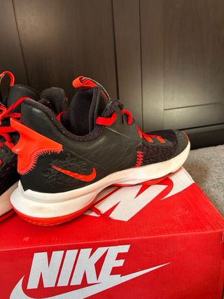 Zapatillas Baloncesto Nike Negras y Rojas