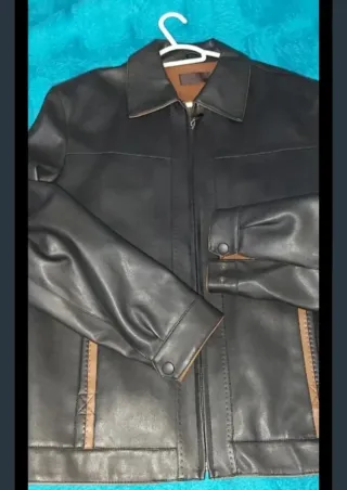 Chaqueta de piel negra y marrón