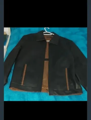 Chaqueta de piel negra y marrón