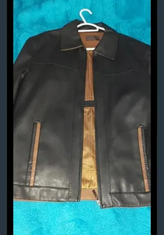 Chaqueta de piel negra y marrón