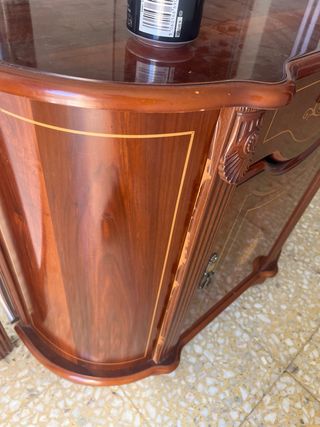 Recibidor madera con espejo y detalles dorados