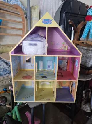 Casa Peppa Pig de madera de tamaño grande.
