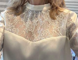 Blusa Mango encaje beige/blanco Talla XS