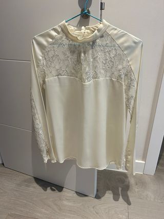 Blusa Mango encaje beige/blanco Talla XS