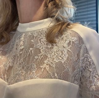 Blusa Mango encaje beige/blanco Talla XS