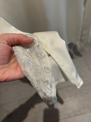 Blusa Mango encaje beige/blanco Talla XS