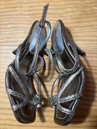 Zapatos de tacón Rebeca Sanver plateados