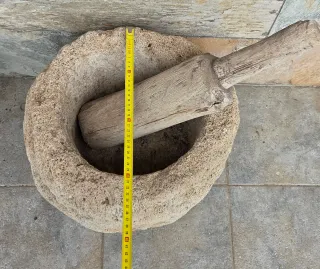 Mortero antiguo de piedra grande y mazo de madera