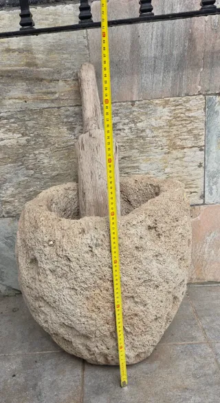Mortero antiguo de piedra grande y mazo de madera