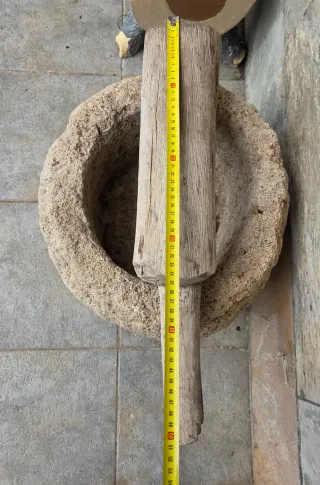 Mortero antiguo de piedra grande y mazo de madera