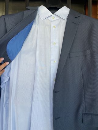 Traje chaqueta gris con camisa