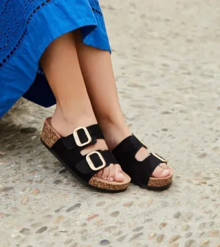 Sandalias mujer negras con hebillas doradas
