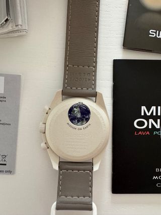 Omega x Swatch MoonSwatch Marrón