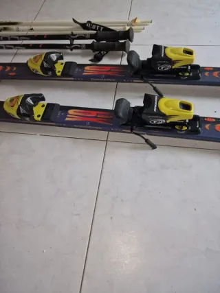 Esquís Dynastar con 2 juegos de bastones