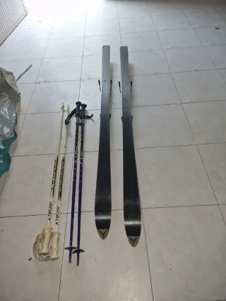 Esquís Dynastar con 2 juegos de bastones