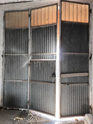 Puerta de hierro industrial