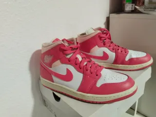 Nike Air Jordan 1 Mid Rosa y Blanco