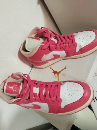 Nike Air Jordan 1 Mid Rosa y Blanco