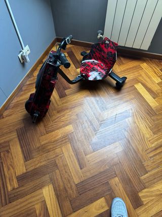 Patinete eléctrico infantil rojo y negro