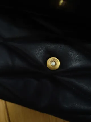 Bolso acolchado negro con cadena dorada