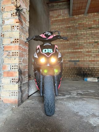 Yamaha Jog RR Scooter Negra y Rosa