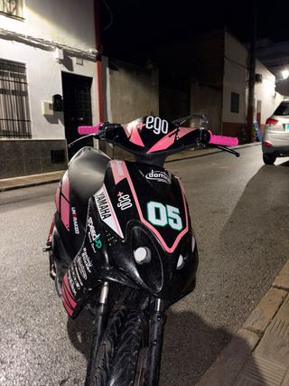 Yamaha Jog RR Scooter Negra y Rosa