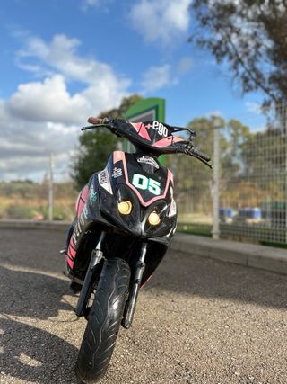 Yamaha Jog RR Scooter Negra y Rosa