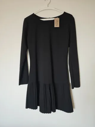 Vestido negro con falda plisada