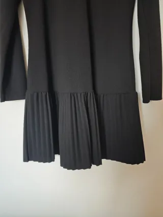 Vestido negro con falda plisada