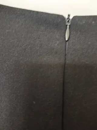 Vestido negro con falda plisada