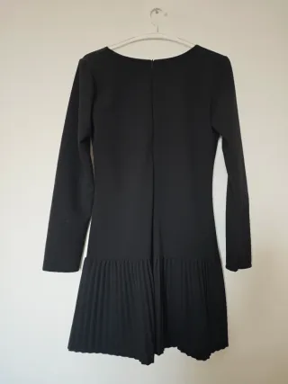 Vestido negro con falda plisada
