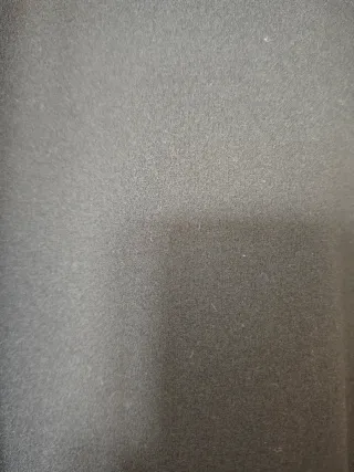 Vestido negro con falda plisada