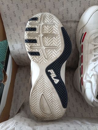 Zapatillas Deportivas Fila Blancas y Rojas