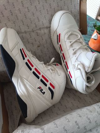 Zapatillas Deportivas Fila Blancas y Rojas