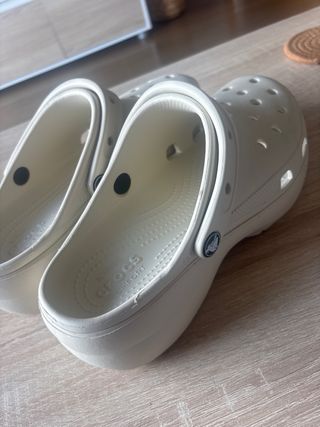 Crocs plataforma beige