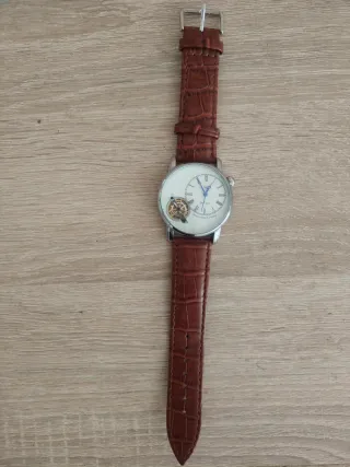 Reloj de alta gama con correa de cuero