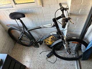 Bicicleta de montaña con las dos camaras pinchadas