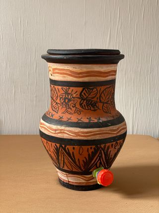 Botijo de agua de cerámica con grifo