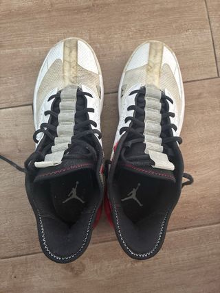 Zapatillas Jordan Blancas y Rojas